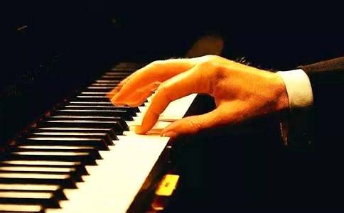 對牛彈琴的寓言故事