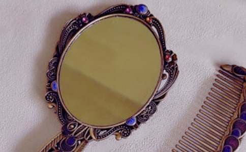 鏡子中的女孩作文300字