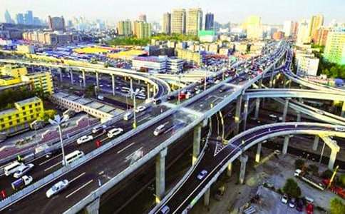 雄偉的人南立交橋作文2篇