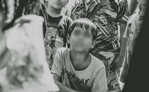 С����֮��ϲ�g�^���к��ӽ���ɢ��