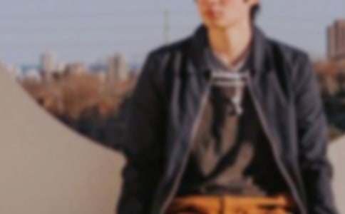 形容男生的笑四字詞語