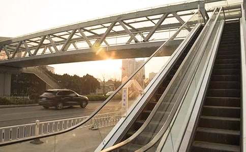 天橋為題目的300字作文