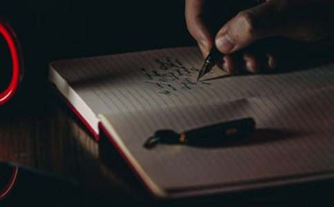 �����˵�ЦС�W��������400�֣����x12ƪ��